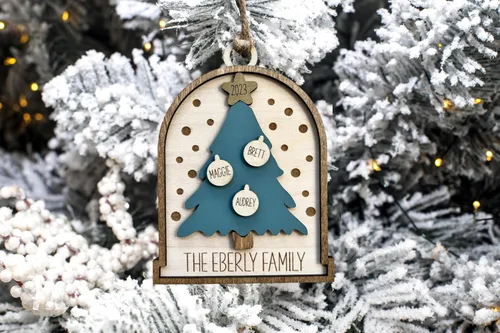 Vista 4 de Adorno de árbol de Navidad familiar anual personalizado, regalo personalizado, decoración navideña colgante