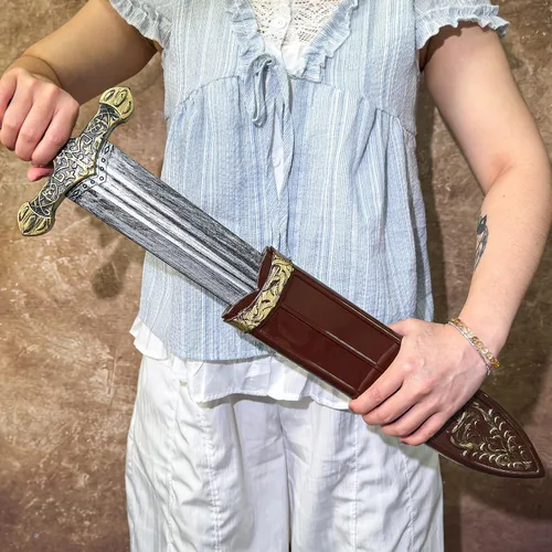 Vista 4 de quescu 2 juegos de espadas de juguete, espada romana de plástico con funda, accesorios de disfraz de guerrero medieval para Halloween, cosplay