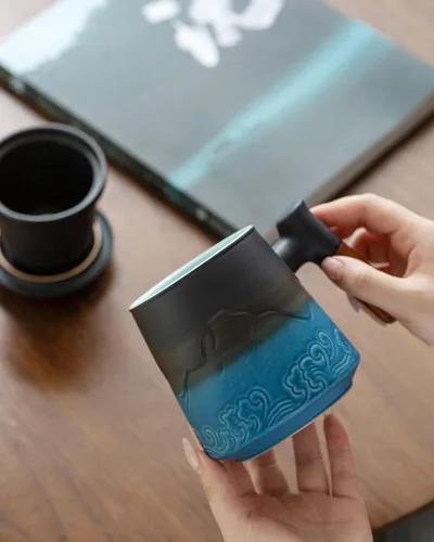 Vista 7 de ZENS Taza de té con infusor y tapa para colador de té de hojas sueltas, taza de té de cerámica de 15.2 oz con coladores de té finos y posavasos