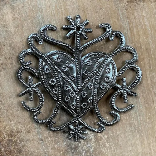 Vista 4 de Adorno de corazón hecho a mano de Freda Veve de 4 pulgadas, arte de metal haitiano, diseño de Veve haitiano, ornamento cultural único, arte popular