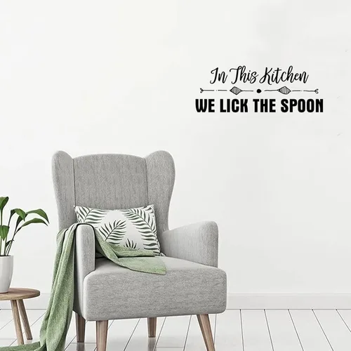 Vista 2 de Calcomanías de pared con texto en inglés «In This Kitchen We Lick The Spoon» extraíbles para decoración de pared de bricolaje, calcomanías