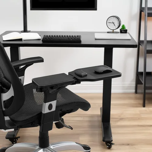 Vista 2 de VIVO Alfombrilla de mouse de madera con cojín para muñeca, bandeja de plataforma de soporte de longitud ajustable, extensión de fijación de silla