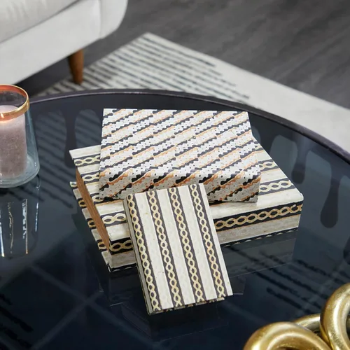 Vista 5 de Deco 79 Caja decorativa de piel sintética con eslabones de cadena de almacenamiento de libros con diferentes patrones, juego de 3 cajas decorativas