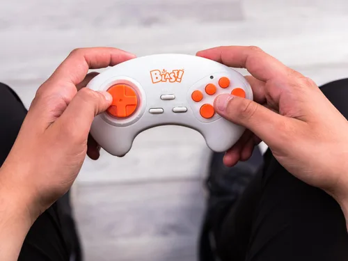 Vista 6 de Bandai Namco Flashback Blast! comes with an HDMI dongle, 8 greatest Bandai Namco games built in and a 2.4G wireless game controller. Video output is