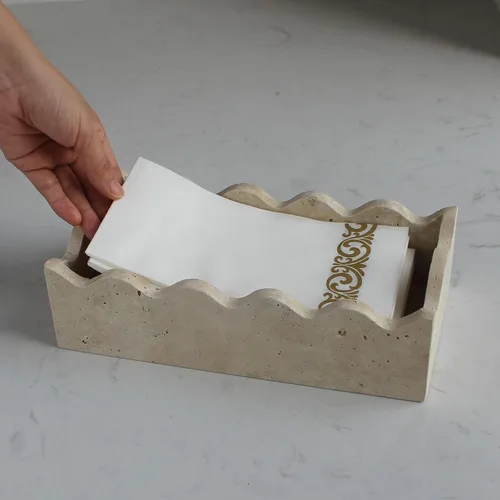 Vista 3 de Portatollas para invitados de travertino natural de 9.8" × 4.9" para baño, portaservilletas rectangular con borde festoneado, bandeja para toallas