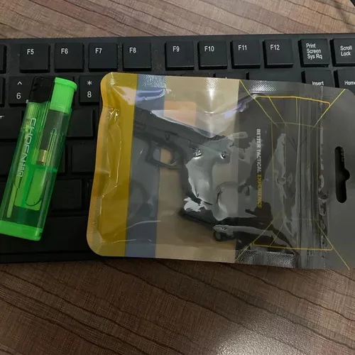 Vista 6 de SHANGMAOYO Mini llavero de pistola llavero con forma de pistola llavero táctico pequeño con forma de pistola regalo genial para hombres Negro