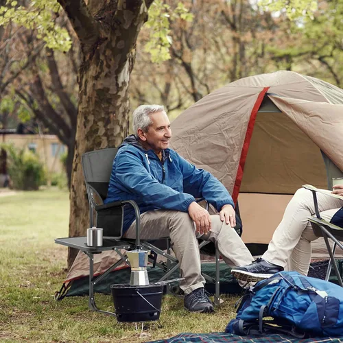 Vista 4 de Tangkula Sillas de campamento, silla de campamento plegable con mesa auxiliar, bolsa refrigeradora, silla de césped acolchada exterior portátil