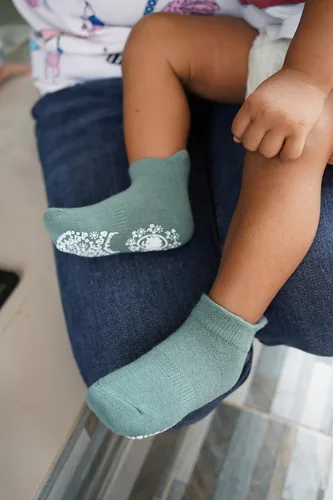 Vista 4 de RATIVE Calcetines antideslizantes con puños para bebés, niños y niñas