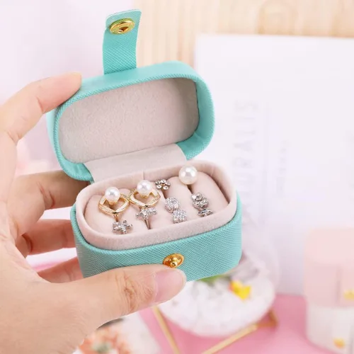 Vista 5 de iSuperb Mini caja de anillo de uso diario, pequeña caja de joyería de viaje de piel sintética, soporte de exhibición portátil para anillos