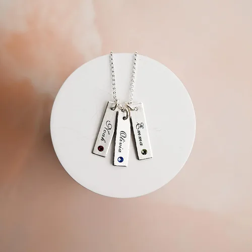 Vista 7 de Unity in Three - Collar personalizado con dije de Swarovski. Colgantes personalizados con nombres de tu elección. Elige hasta 3 piedras natales
