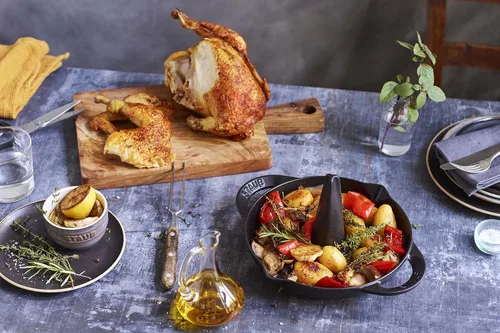 Vista 5 de Staub Asador vertical de pollo de hierro fundido de 9.5 pulgadas, negro mate, fabricado en Francia