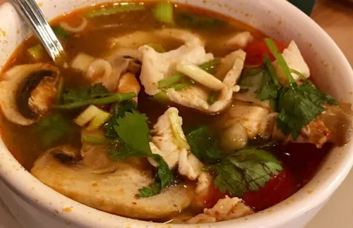 Vista 4 de Maesri - Pasta Tom Yum - Base auténtica de sopa tailandesa - Picante y agridulce, 14 onzas