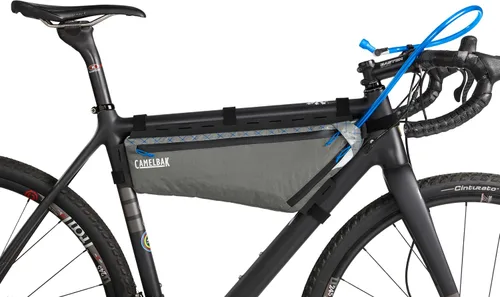 Vista 8 de CamelBak M.U.L.E. Bikepacking - Paquete de marcos triangulares impermeables con depósito de hidratación rápida de 2 litros, almacenamiento seguro