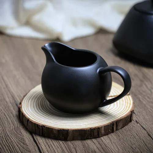 Vista 4 de Crema simple de cerámica mate con asa, jarra pequeña de leche para café, 8 onzas, color negro