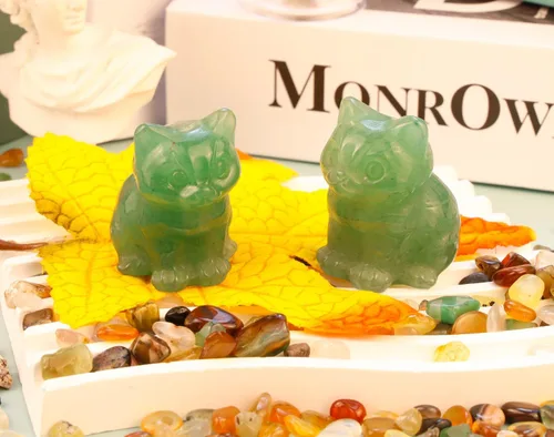 Vista 6 de DUQGUHO Figuras de gato de cristal de aventurina verde - Estatua de gato de la suerte y linda para decoración de escritorio o habitación 1 pieza