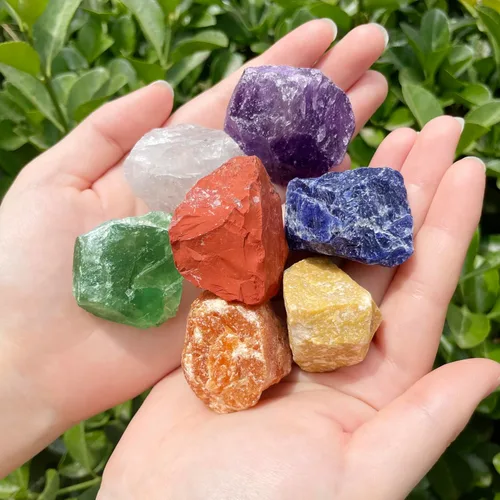 Vista 2 de Caja de regalo de 7 piedras de chakra y cristales curativos, 7 piedras crudas de primera calidad, amatista, cristal transparente, con bolsa