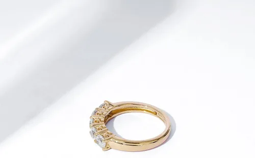 Vista 6 de Amazon Essentials Anillo de plata de ley de cinco piedras con circonita cúbica de corte redondo Infinite Elements (anteriormente colección Amazon)