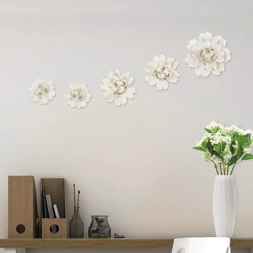 Vista 2 de LIUCOGXI 5 piezas de flores de cerámica para decoración de pared hechas a mano 3D colgantes de porcelana, arte de pared, escultura blanca de peonía