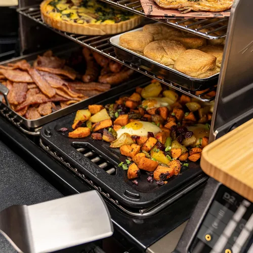 Vista 2 de Traeger Grills BAC609 ModiFIRE Accesorio de Plancha Reversible de Hierro Fundido para Parrilla