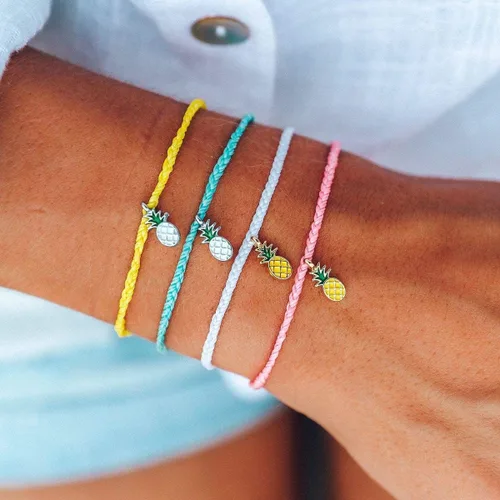 Vista 3 de Pura Vida Pulsera con dije esmaltado de piña plateada u oro, banda ajustable, 100% impermeable