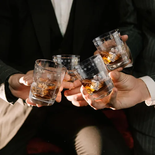 Vista 4 de Joeyan Vasos de Vidrio para Beber Grabados Soplados a Mano, Vasos de Agua de Vidrio Transparente con Patrón Floral, Juego de Cristalería Tumbler