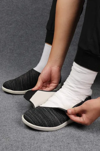 Vista 5 de ZUMEIJIA Zapatos para diabéticos para mujer, zapatos casuales ajustables para caminar, zapatos anchos para ancianos, pies hinchados
