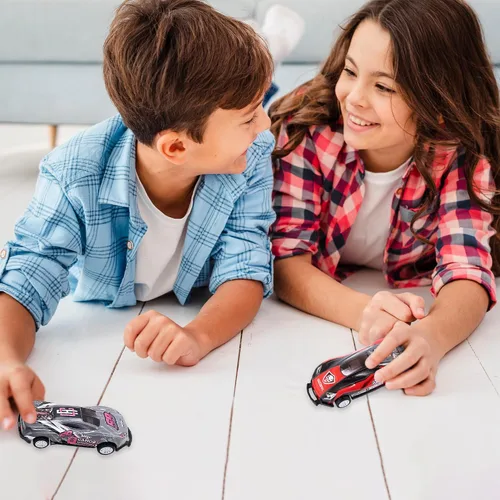 Vista 4 de ArtCreativity Coches de carreras con tapa para niños, juego de 12 autos de juguete en 8 diseños, mini autos de carreras fundidos a presión
