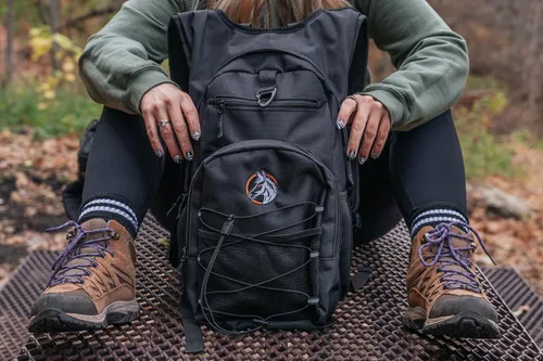 Vista 8 de Mochila de hidratación de 18 litros con kit de primeros auxilios, bolsa de agua de 3 litros y toalla de enfriamiento, mochila de hidratación ligera