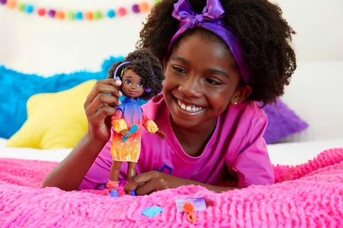 Vista 2 de Mattel Karma's World - Juego de muñecas cantantes con accesorios y disco coleccionable, canta 2 canciones