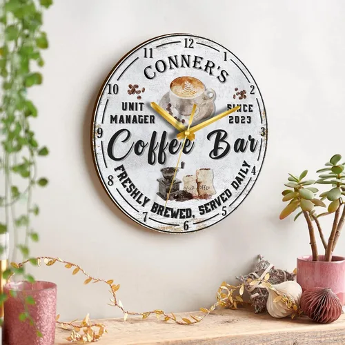 Vista 7 de V VIBEPY Reloj de madera de barra de café impreso en 2D, decoración personalizada de mesa de café, accesorios de barra de café, relojes de madera