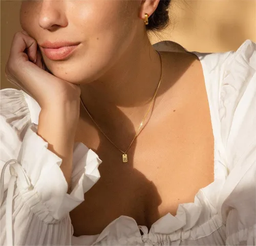Vista 4 de Collares de oro con inicial para mujer, delicado collar de letra de oro de 14 quilates, collar con colgante de oro de 14 quilates, collar
