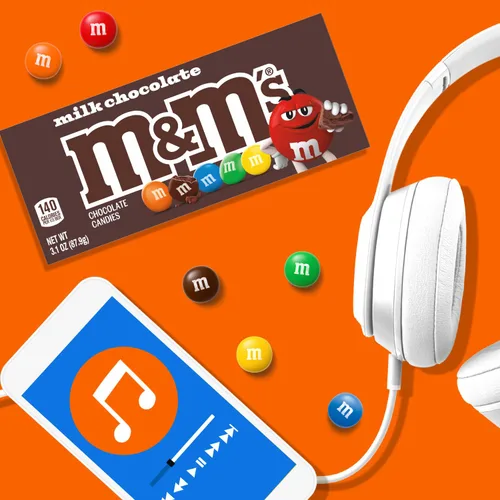 Vista 4 de M&M'S Caja de dulces de chocolate con leche, 3.10 onzas, paquete de 12