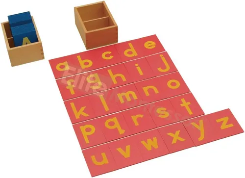Vista 3 de Letras mayúsculas y minúsculas en papel de lija con caja Montessori