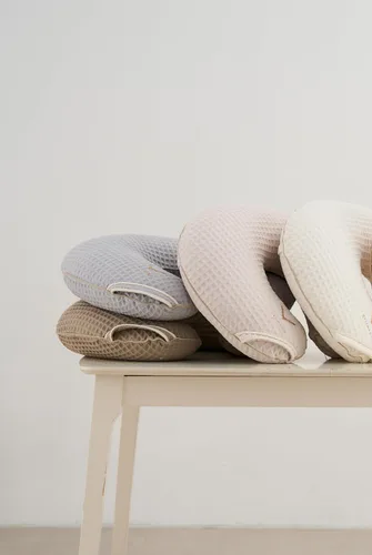 Vista 4 de Funda orgánica para almohada de lactancia • Calidad Premium 100% algodón Oeko-Tex Standard • Funda para lactancia materna y almohada de biberón •