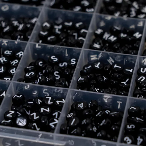 Vista 4 de Juego de 1450 cuentas de letras redondas de acrílico de 0.16 x 0.27 pulgadas, cuentas de las letras del alfabeto de la A a la Z y cuentas de números