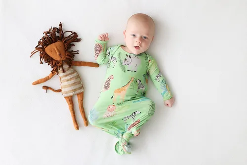 Vista 2 de Posh Peanut Vestido anudado para recién nacido, vestidos para niñas recién nacidas, vestido de dormir para bebé, de 0 a 3 meses, vestidos anudados