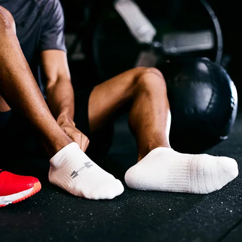 Vista 5 de Under Armour - Calcetines invisibles de algodón de entrenamiento para adultos, multipares