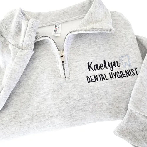 Vista 22 de COUPLEHOODIES - Sudadera de enfermería bordada con nombre, personalizada, con cremallera de un cuarto, regalo para asistente de enfermería