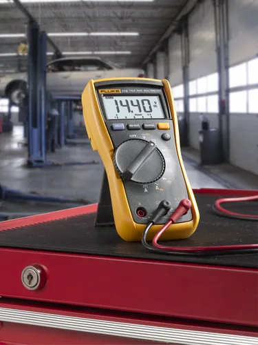 Vista 6 de Fluke 115 Multímetro digital, mide voltaje CA/CC hasta 600 V y corriente hasta 10 A, mide resistencia, continuidad, frecuencia y capacitancia