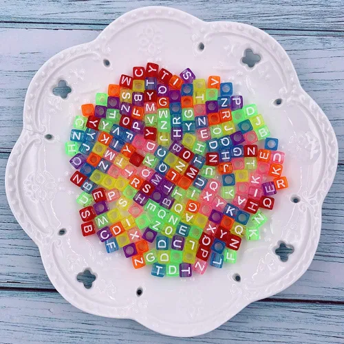 Vista 2 de 1000 cuentas de letras acrílicas en forma de cubo, cuentas del alfabeto, cuentas de números con cuerda elástica para hacer joyas