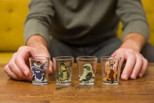 Vista 3 de Silver Buffalo Avatar the Last Airbender con Aang, Katara, Toph, Appa y Momo - Paquete de 4 mini vasos, 1.5 onzas