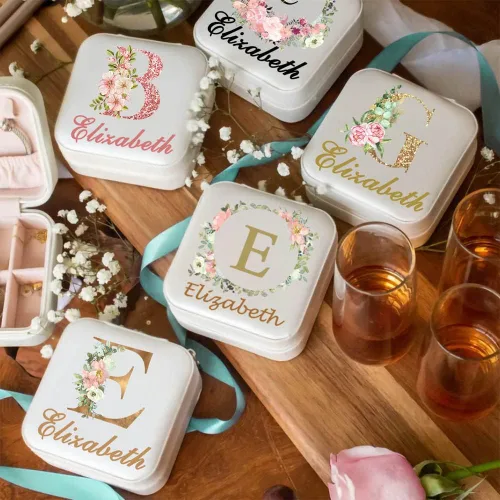 Vista 7 de iDWYN Joyero de cuero personalizado con inicial de nombre y flor, estuche organizador de joyas, estuche organizador de joyas, regalos de cumpleaños