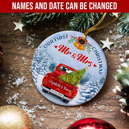Vista 2 de Adorno personalizado para la primera Navidad 2023, 1ª Navidad como el señor Sra. Adornos colgantes de cerámica, regalos de recuerdo de boda