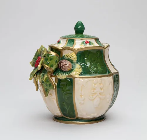 Vista 4 de Cosmos Gifts 10313 Acebo de Navidad de cerámica fina verde esmeralda con bayas rojas con cono de pino, 6 pulgadas de alto