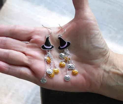 Vista 6 de Della's Designs Pendientes colgantes de sombrero de bruja de Halloween con calabazas colgantes, Zinc Zinc Joyeros Epoxi, No es una piedra preciosa