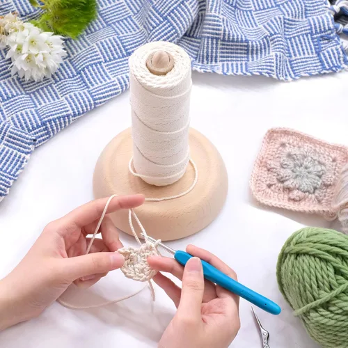 Vista 4 de Wool Queen Soporte de hilo de madera de haya premium con mecanismo de giro de latón, husillo de bola de soporte para proyectos de ganchillo, tejido