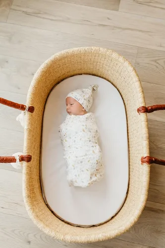 Vista 73 de Copper Pearl Gorro de bebé con nudo superior elástico suave Millie