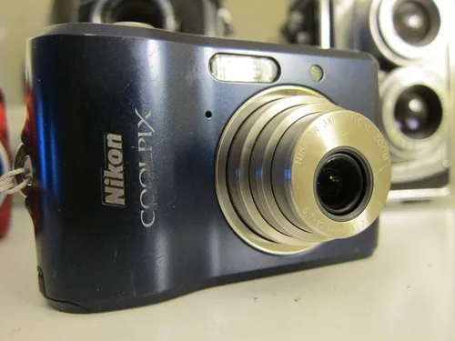 Vista 2 de Nikon Coolpix L18 - Cámara digital de 8MP con zoom óptico 3x (azul marino)