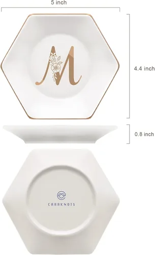 Vista 5 de CARAKNOTS Plato para anillos en M con inicial, regalos para amigas, plato de joyería personalizado de cerámica, regalos de cumpleaños, graduación