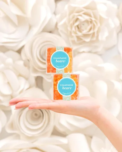 Vista 7 de Sugarfina Champagne Bears - Cubo de caramelo pequeño, ositos de goma, 3.3 onzas, 1 unidad Dulces prémium hechos para adultos